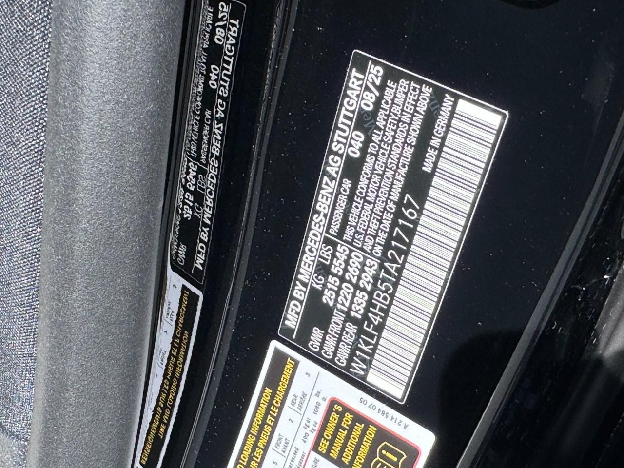 Mercedes-Benz E-Class Vehicle Full-screen Gallery Image 32