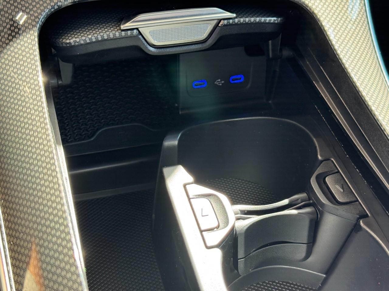 Mercedes-Benz CLE Vehicle Full-screen Gallery Image 25