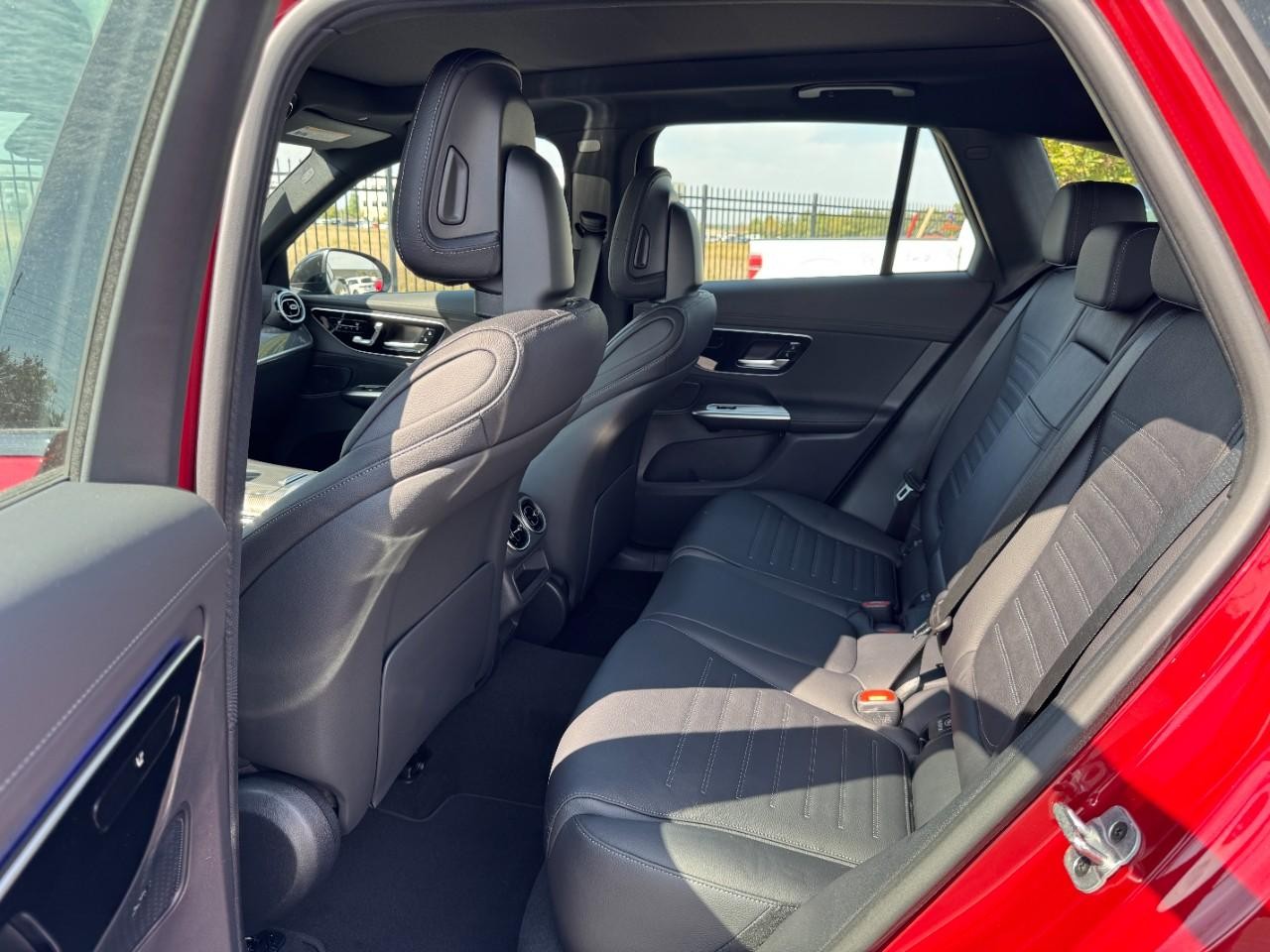 Mercedes-Benz GLC Vehicle Full-screen Gallery Image 10