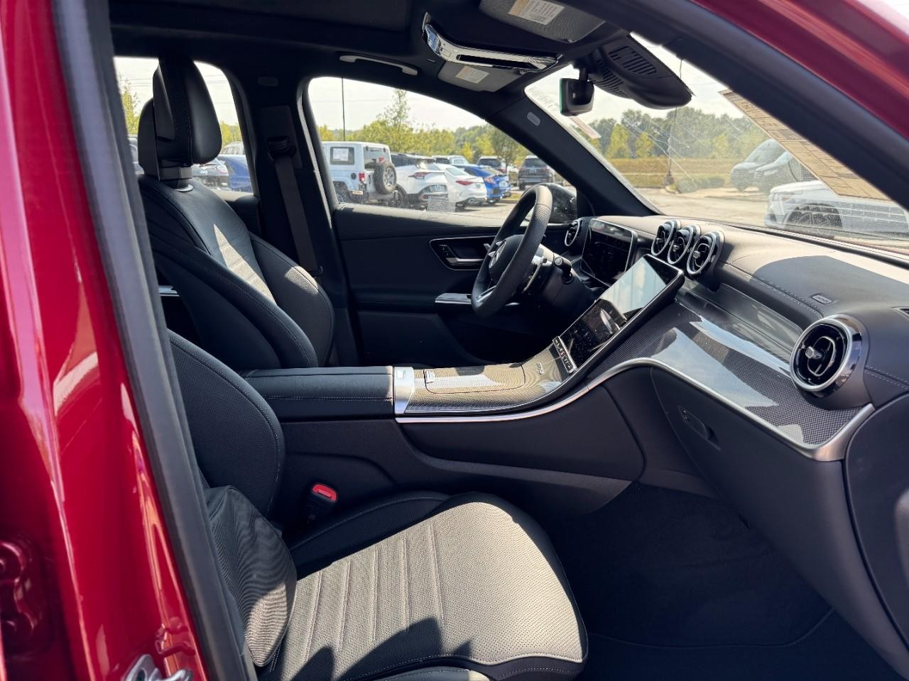 Mercedes-Benz GLC Vehicle Full-screen Gallery Image 11