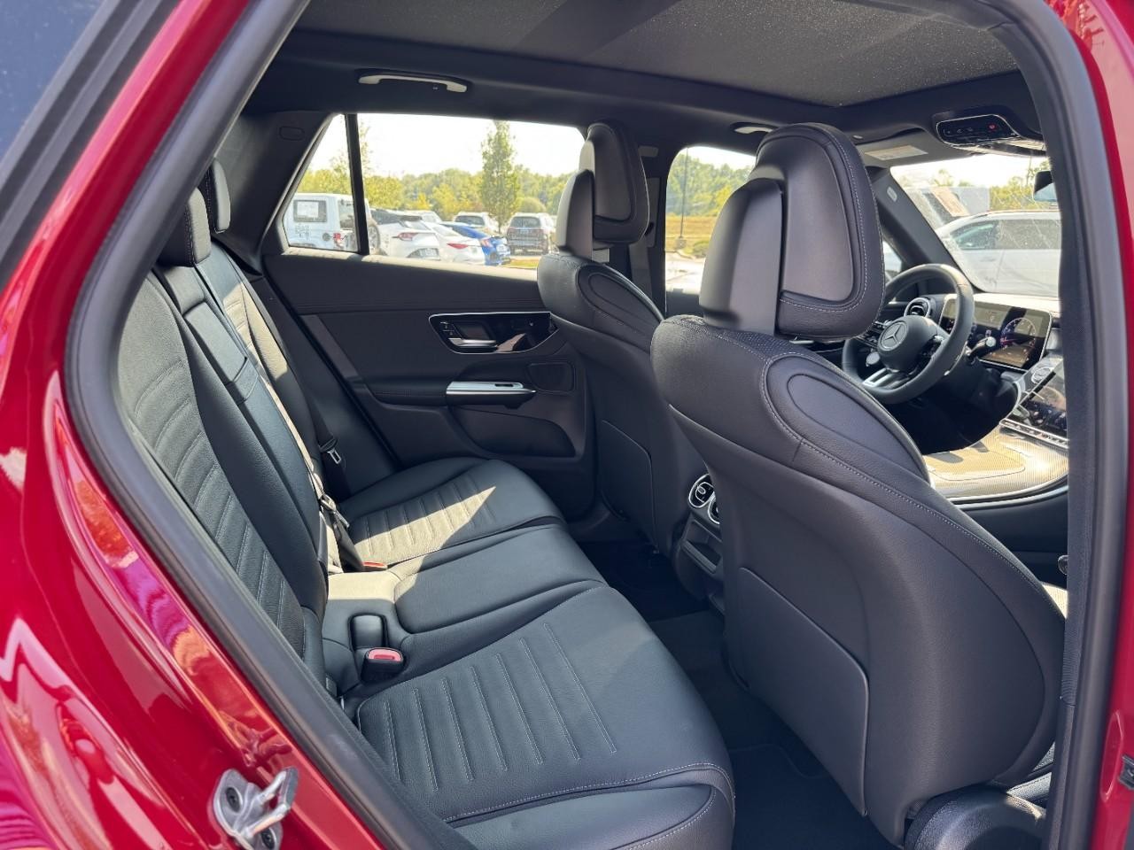 Mercedes-Benz GLC Vehicle Full-screen Gallery Image 12