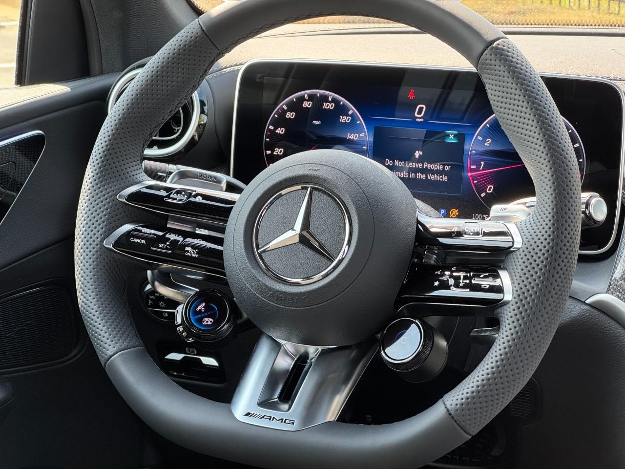 Mercedes-Benz GLC Vehicle Full-screen Gallery Image 14