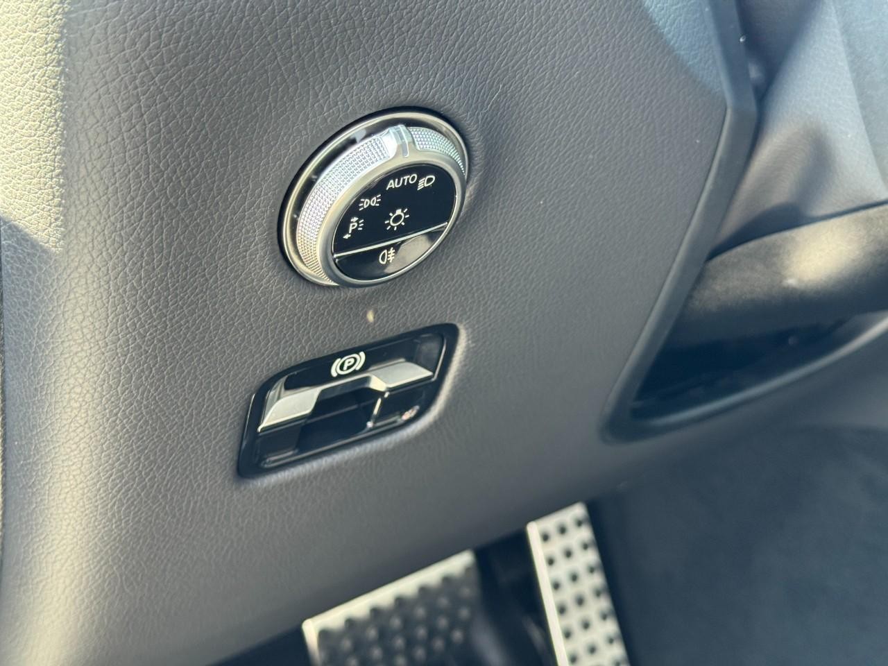 Mercedes-Benz GLC Vehicle Full-screen Gallery Image 19