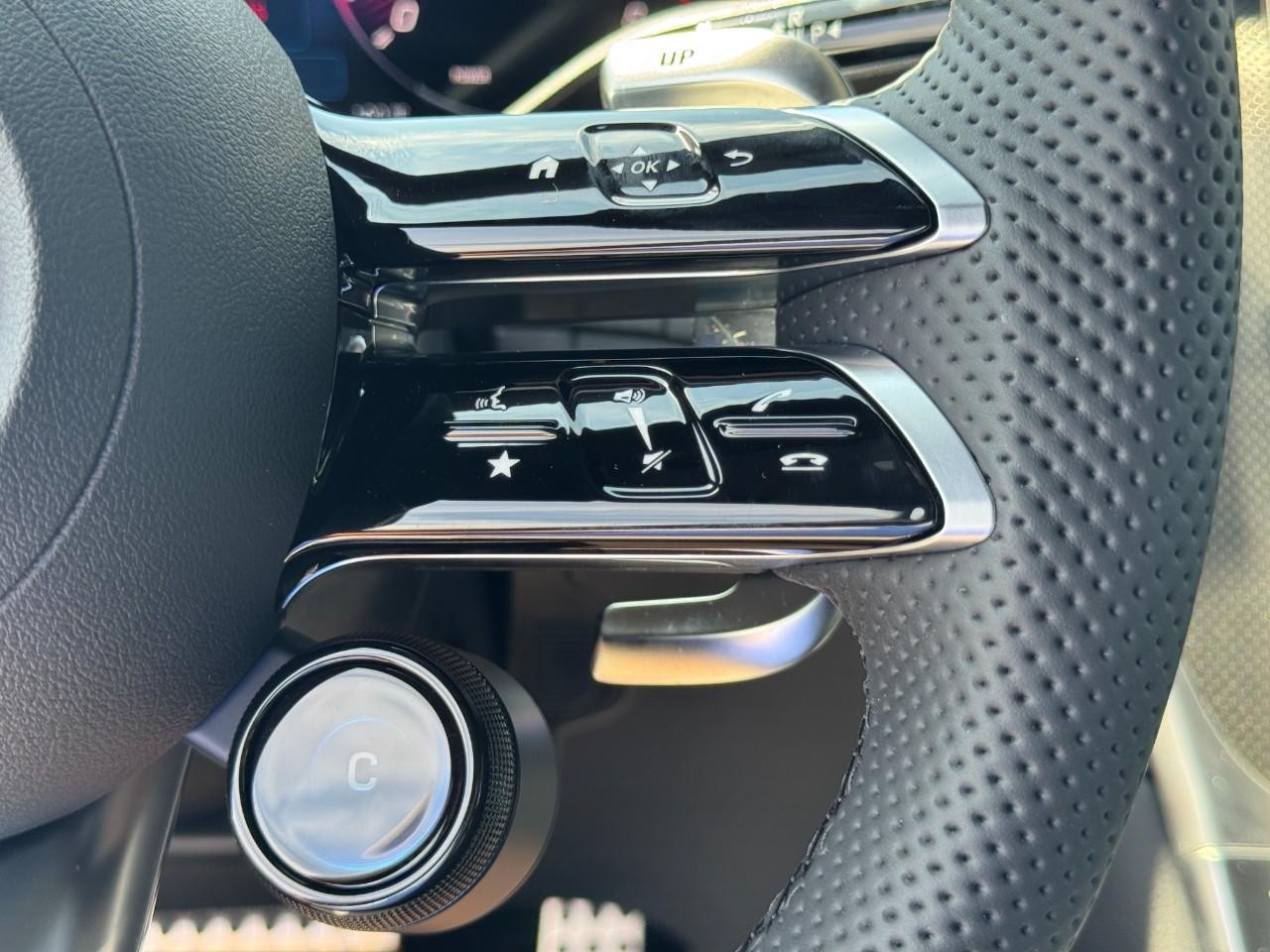 Mercedes-Benz GLC Vehicle Full-screen Gallery Image 21