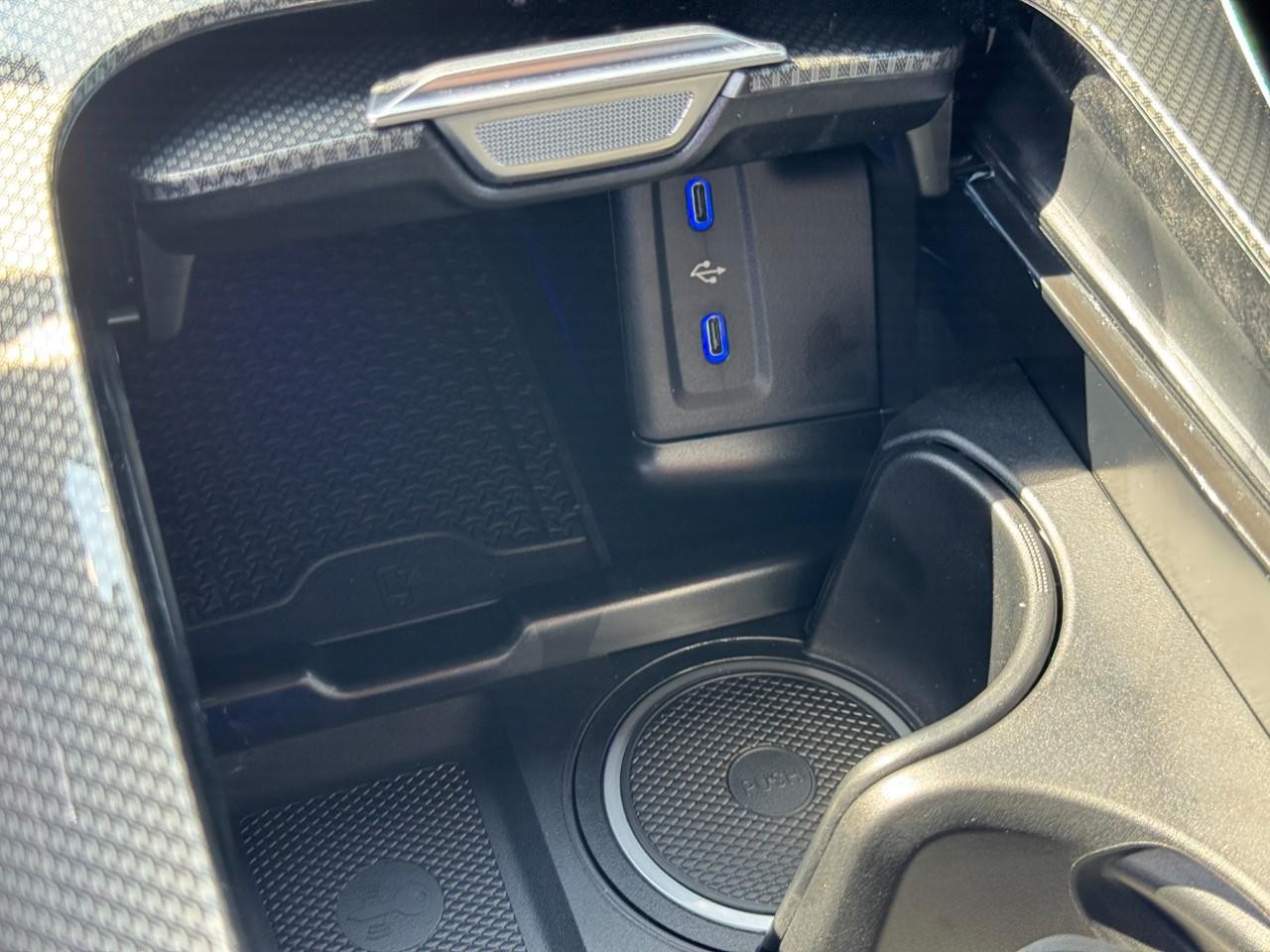 Mercedes-Benz GLC Vehicle Full-screen Gallery Image 25