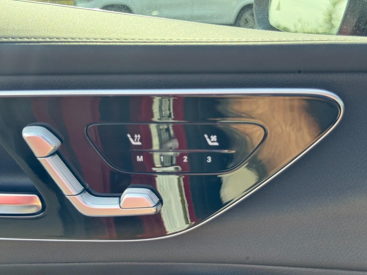 Mercedes-Benz GLC Vehicle Full-screen Gallery Image 27