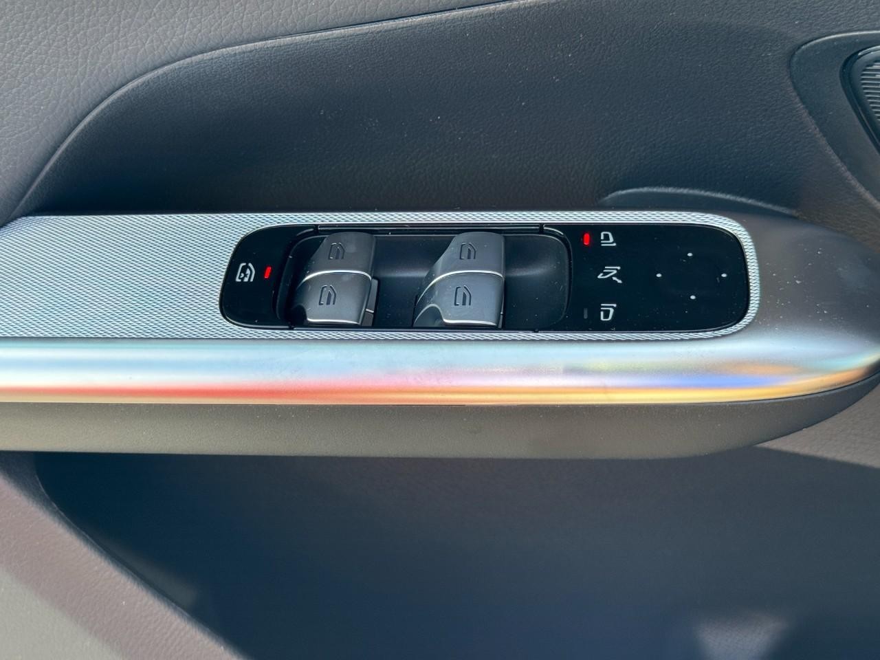 Mercedes-Benz GLC Vehicle Full-screen Gallery Image 28