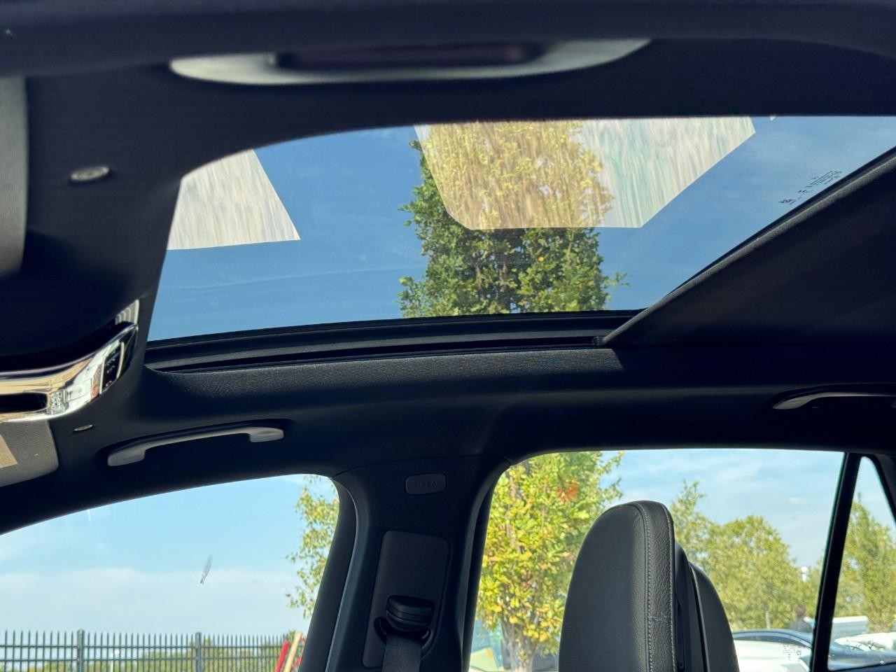 Mercedes-Benz GLC Vehicle Full-screen Gallery Image 29