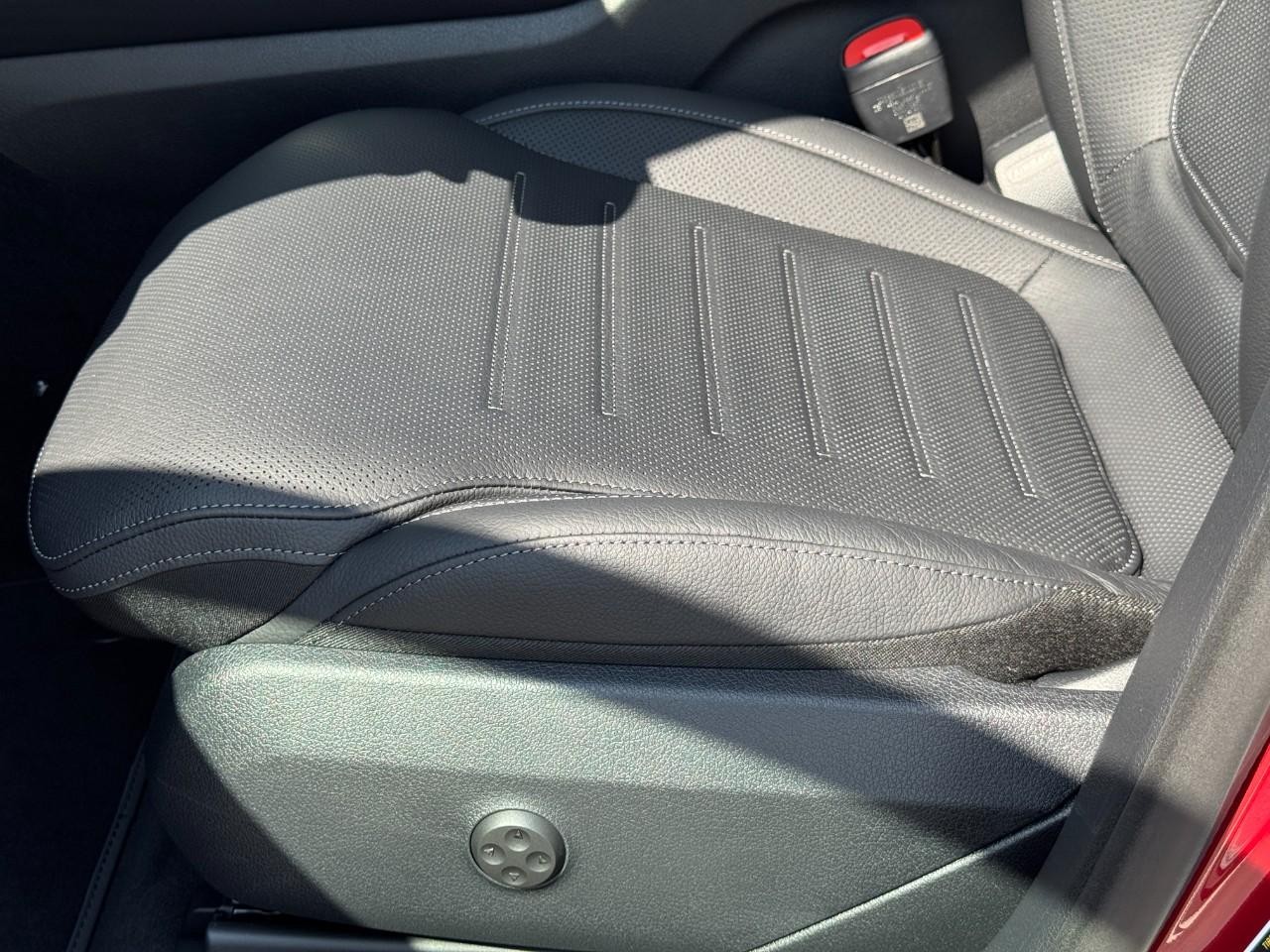 Mercedes-Benz GLC Vehicle Full-screen Gallery Image 31