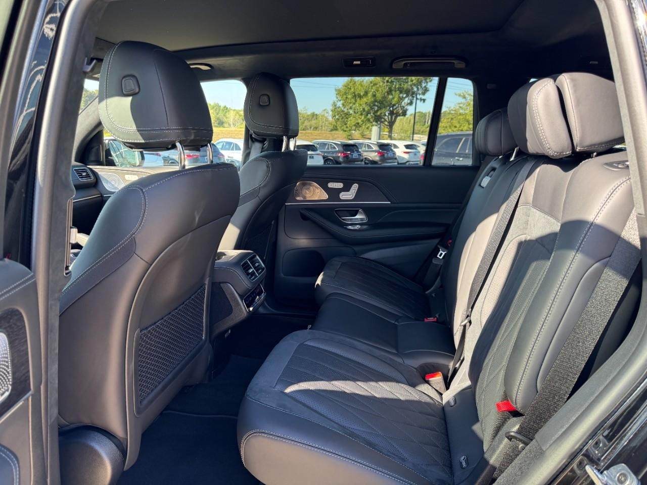 Mercedes-Benz GLS Vehicle Full-screen Gallery Image 10