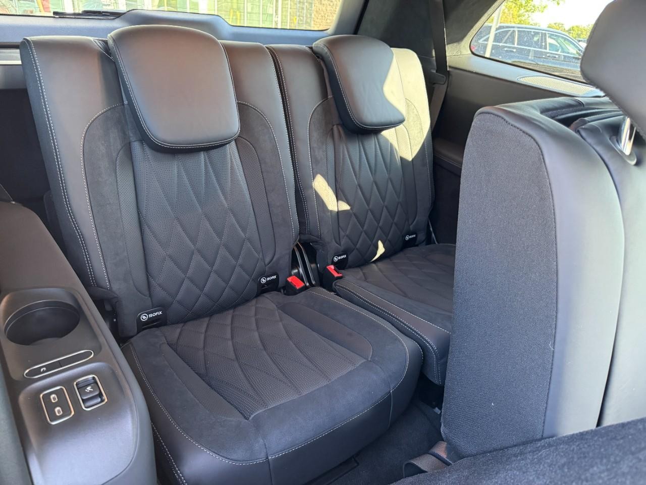 Mercedes-Benz GLS Vehicle Full-screen Gallery Image 11