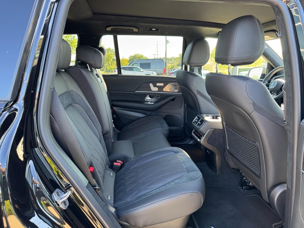 Mercedes-Benz GLS Vehicle Full-screen Gallery Image 12