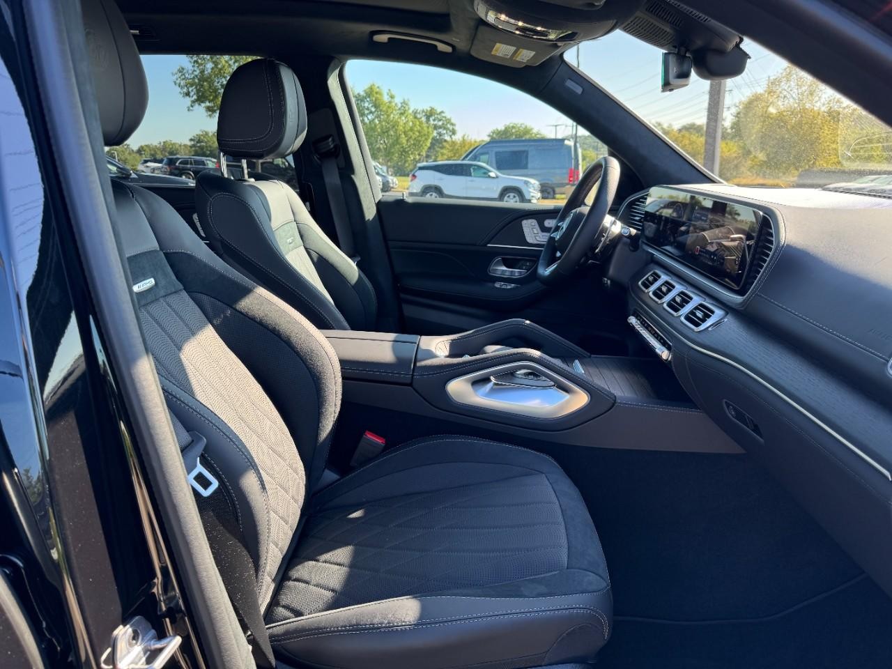 Mercedes-Benz GLS Vehicle Full-screen Gallery Image 13