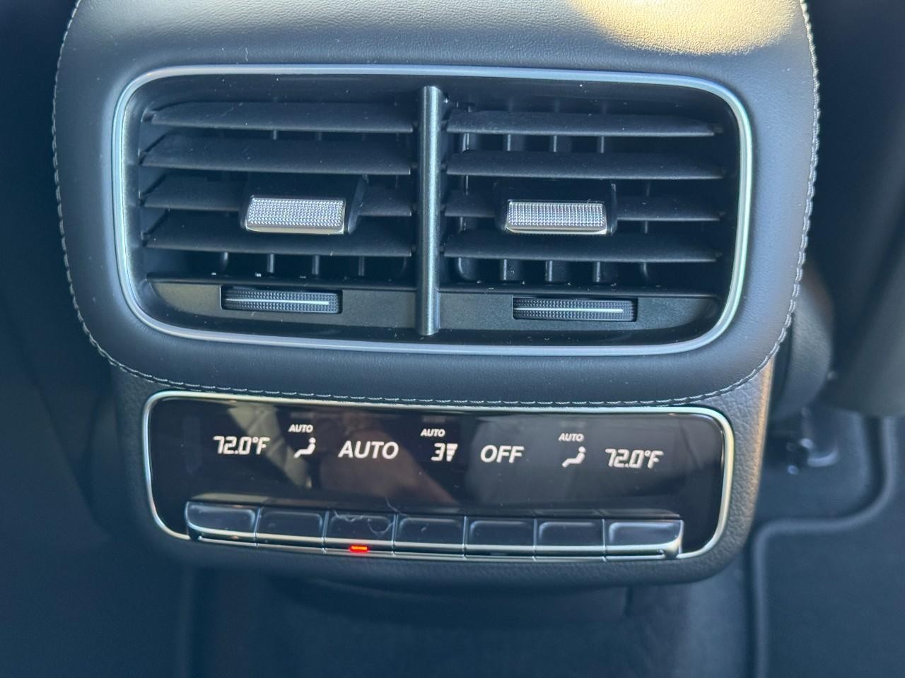 Mercedes-Benz GLS Vehicle Full-screen Gallery Image 19