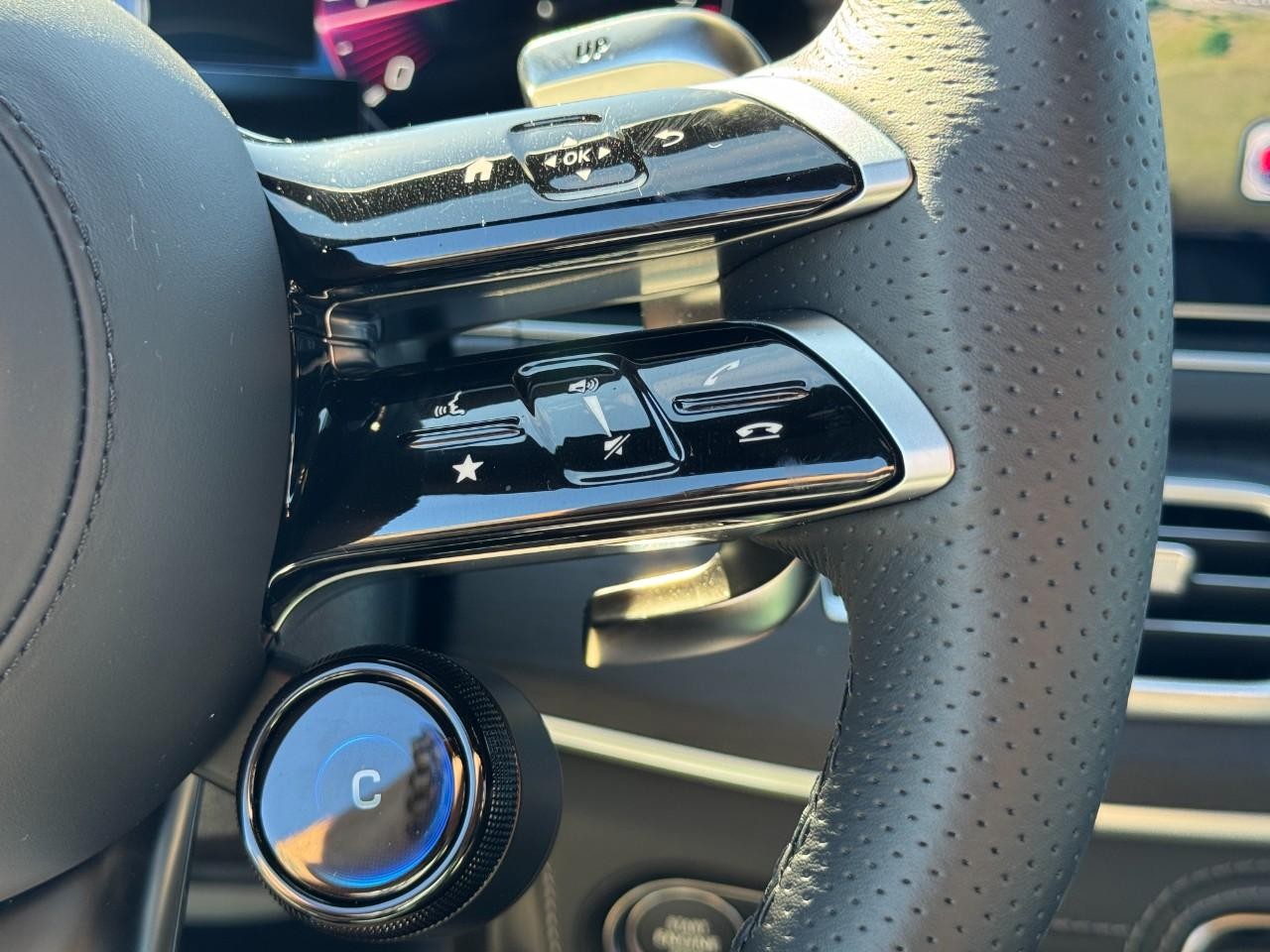 Mercedes-Benz GLS Vehicle Full-screen Gallery Image 22