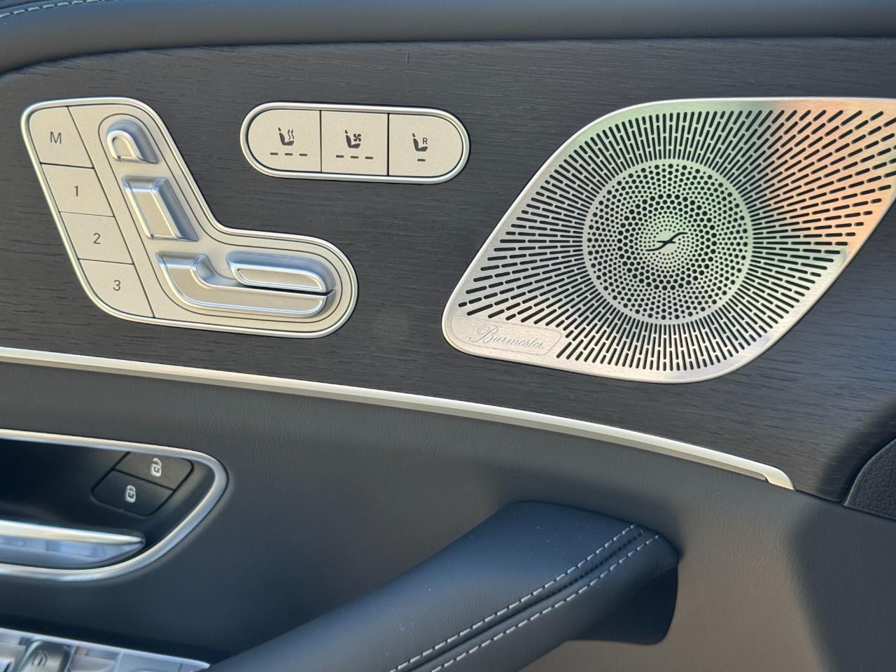 Mercedes-Benz GLS Vehicle Full-screen Gallery Image 28