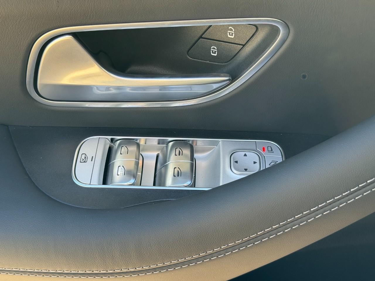 Mercedes-Benz GLS Vehicle Full-screen Gallery Image 29