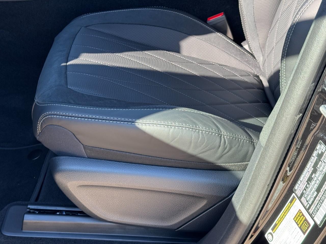 Mercedes-Benz GLS Vehicle Full-screen Gallery Image 31