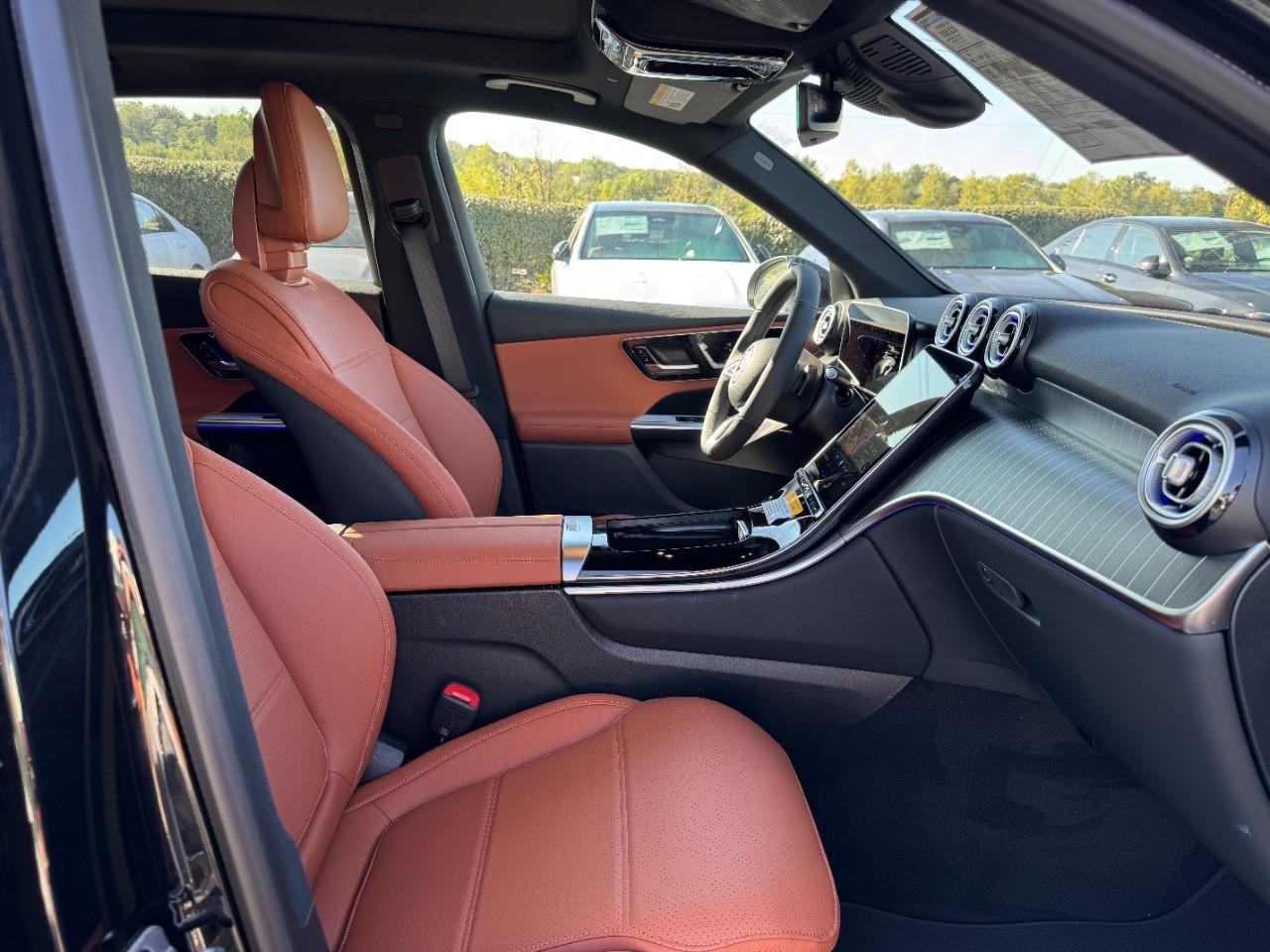 Mercedes-Benz GLC Vehicle Full-screen Gallery Image 11