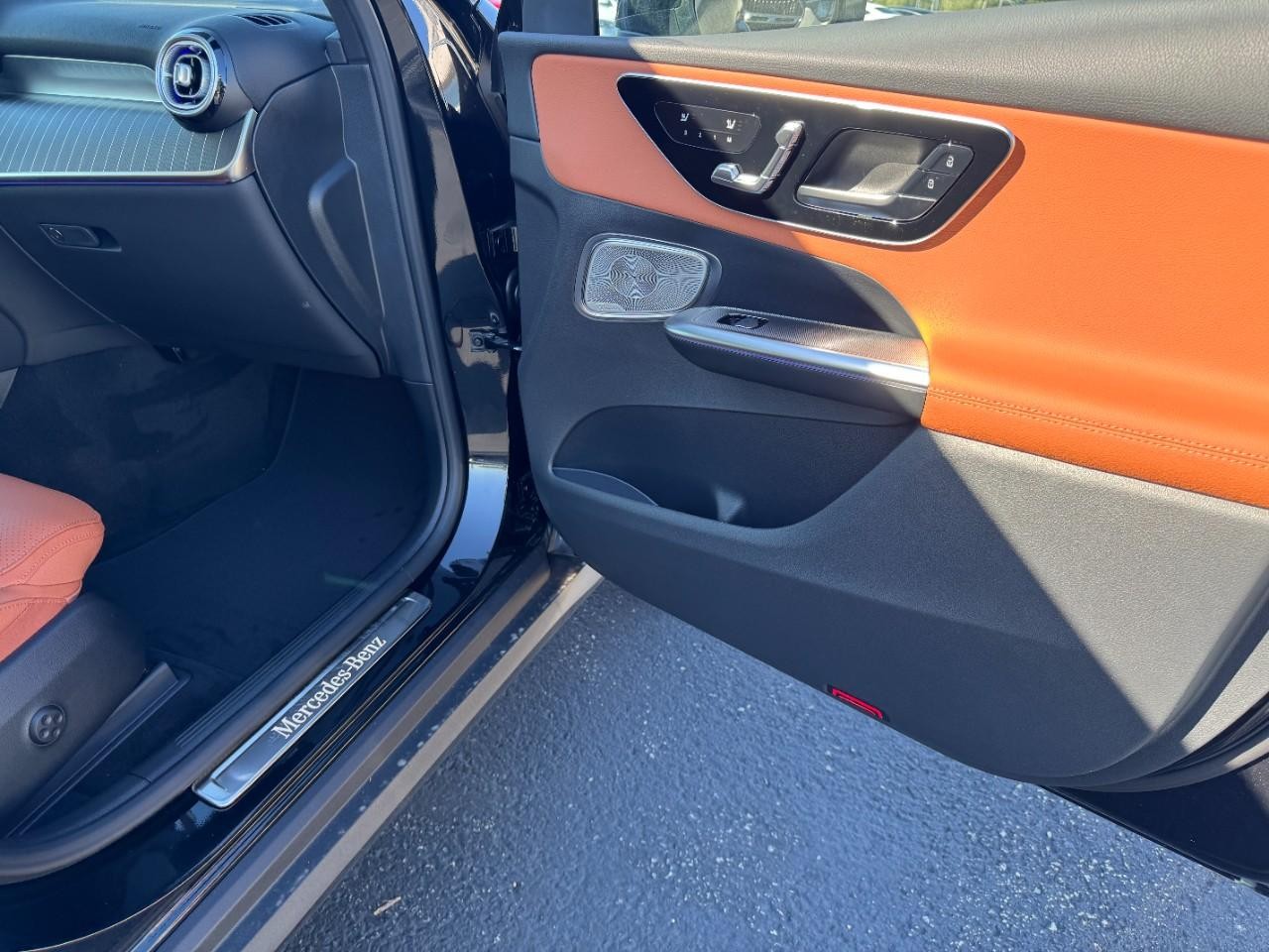 Mercedes-Benz GLC Vehicle Full-screen Gallery Image 12