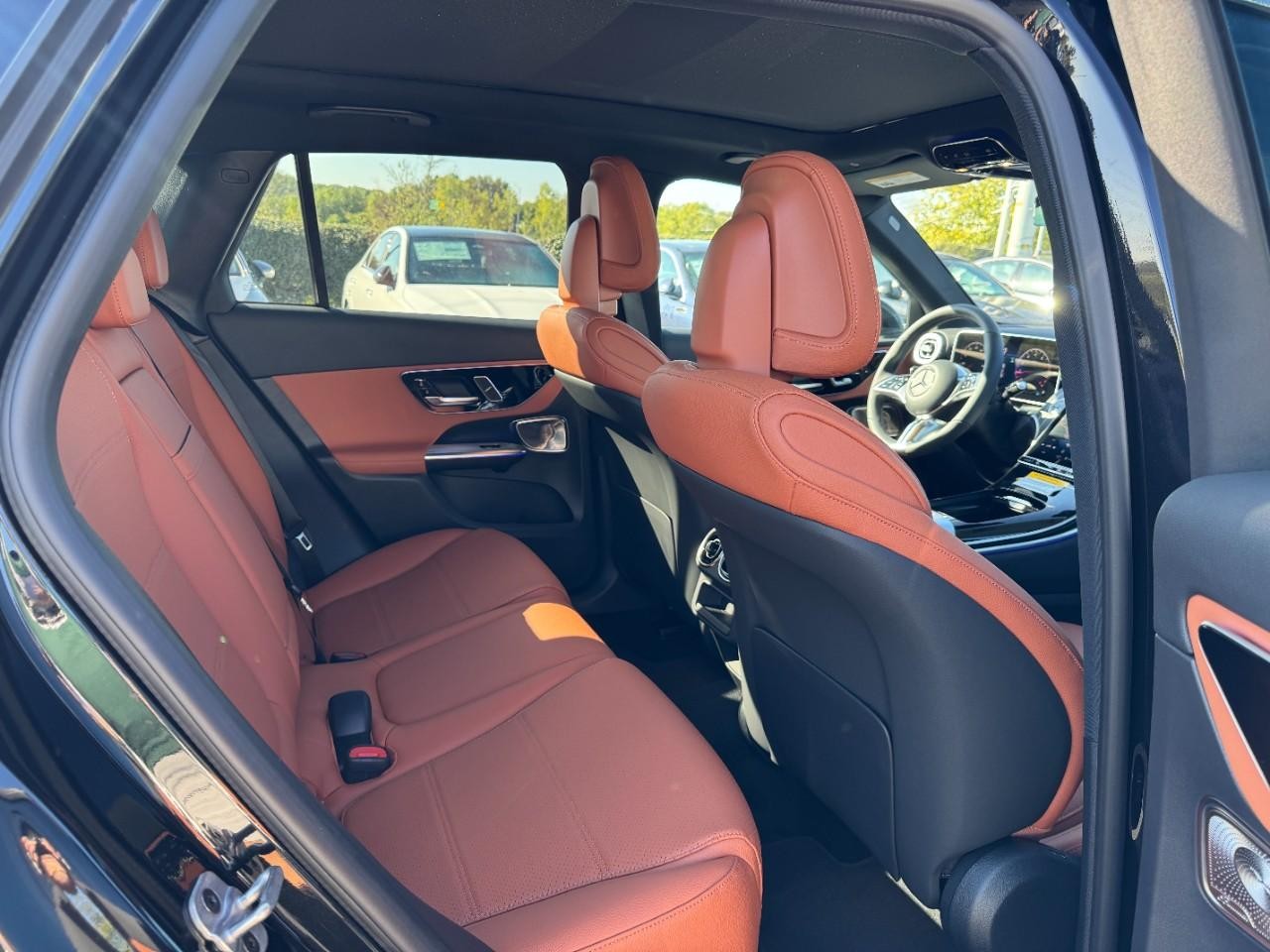 Mercedes-Benz GLC Vehicle Full-screen Gallery Image 13