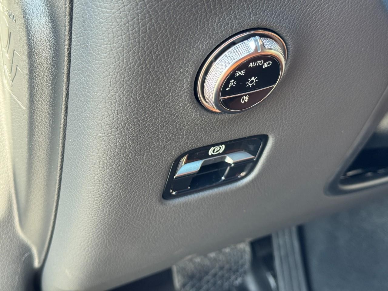 Mercedes-Benz GLC Vehicle Full-screen Gallery Image 20