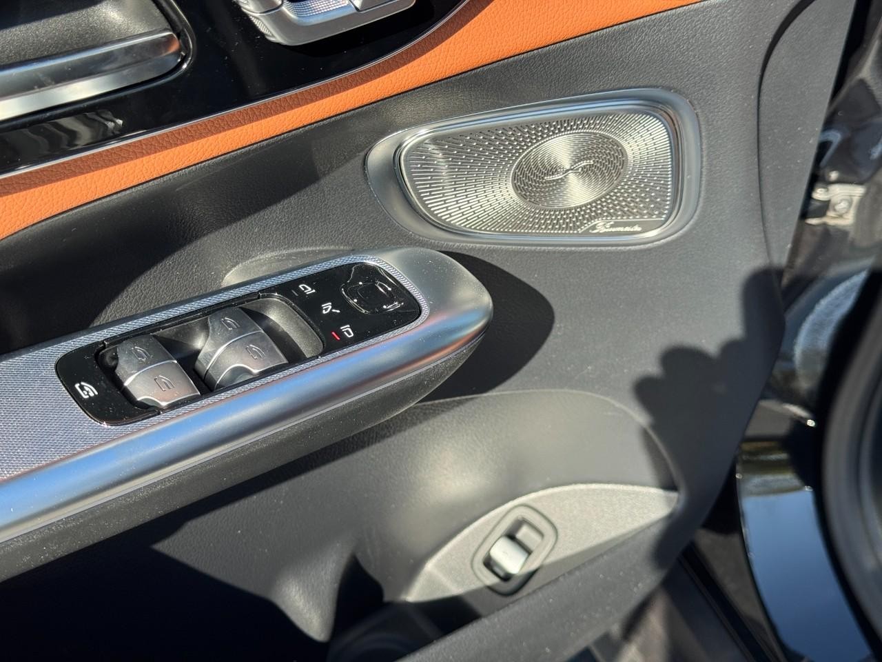 Mercedes-Benz GLC Vehicle Full-screen Gallery Image 30