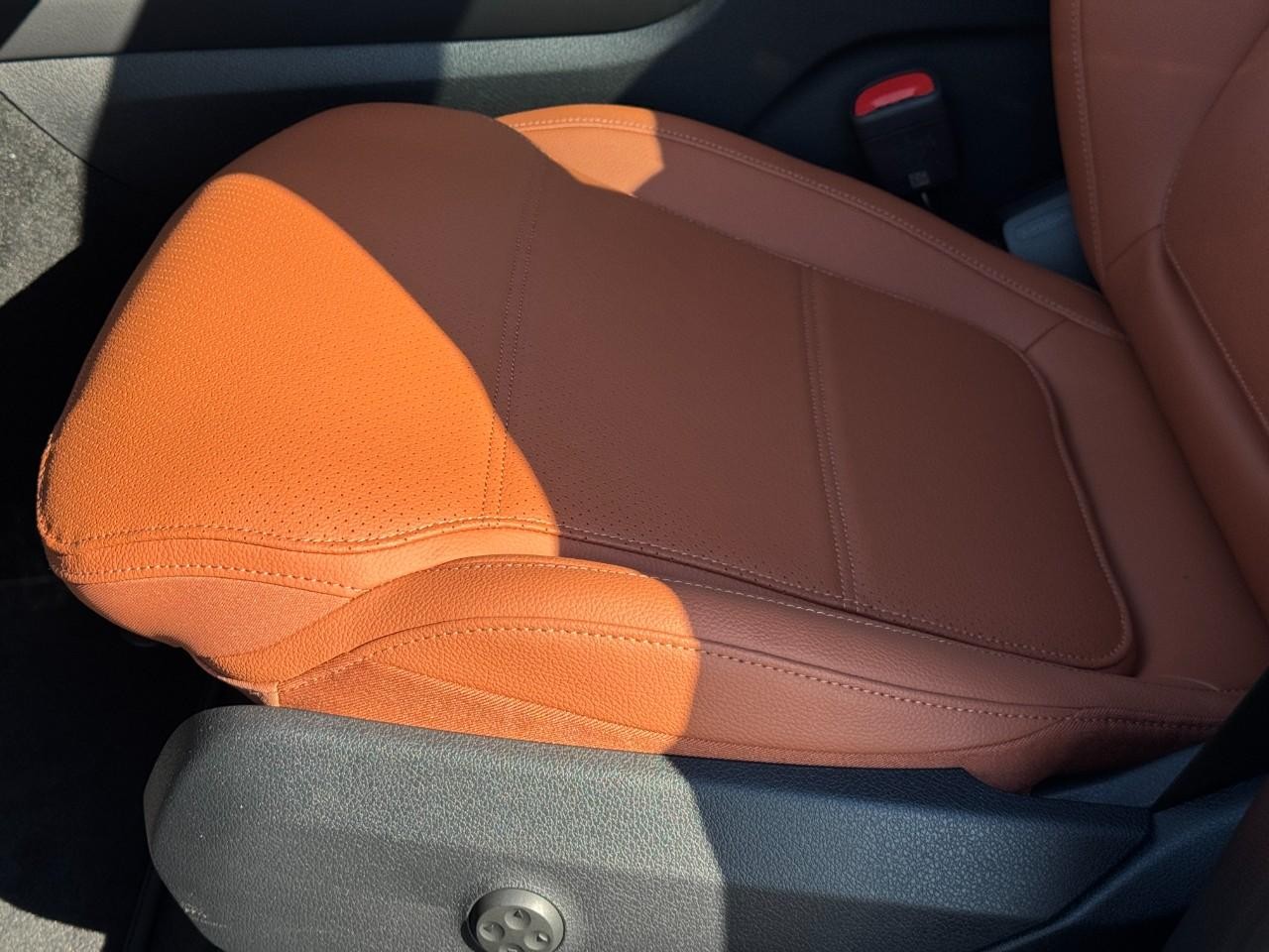 Mercedes-Benz GLC Vehicle Full-screen Gallery Image 33