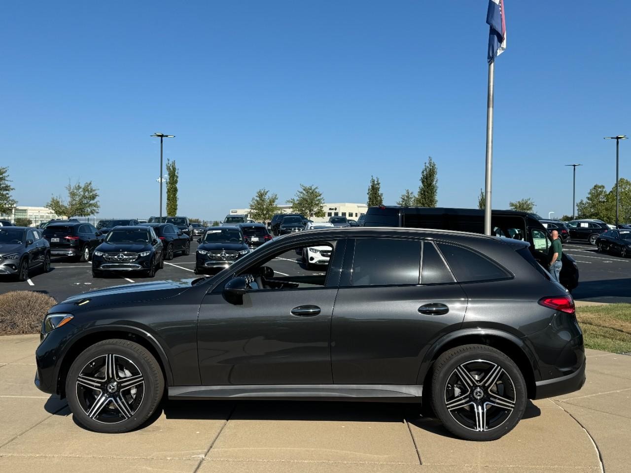 Mercedes-Benz GLC Vehicle Full-screen Gallery Image 2