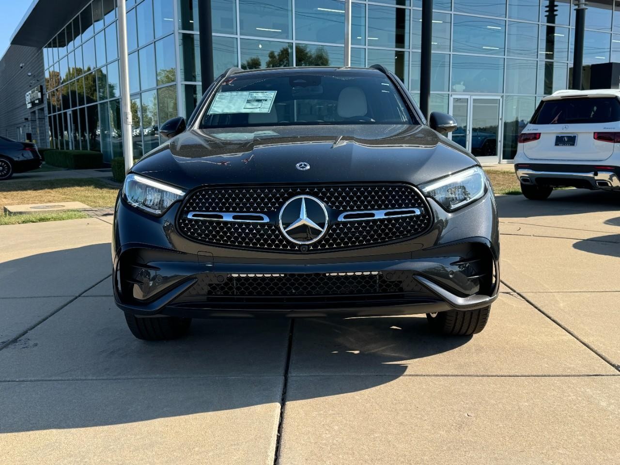 Mercedes-Benz GLC Vehicle Full-screen Gallery Image 7