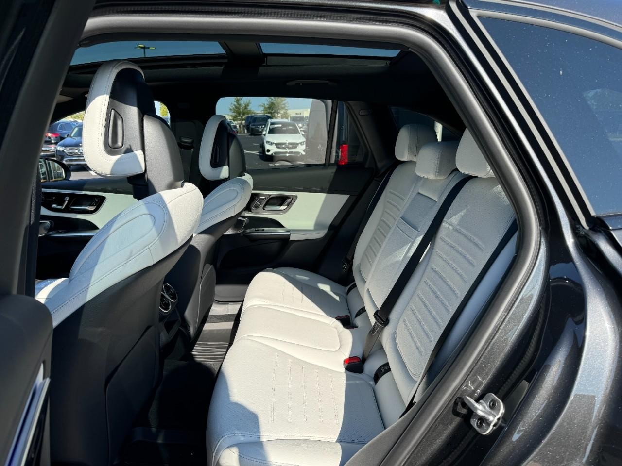 Mercedes-Benz GLC Vehicle Full-screen Gallery Image 8