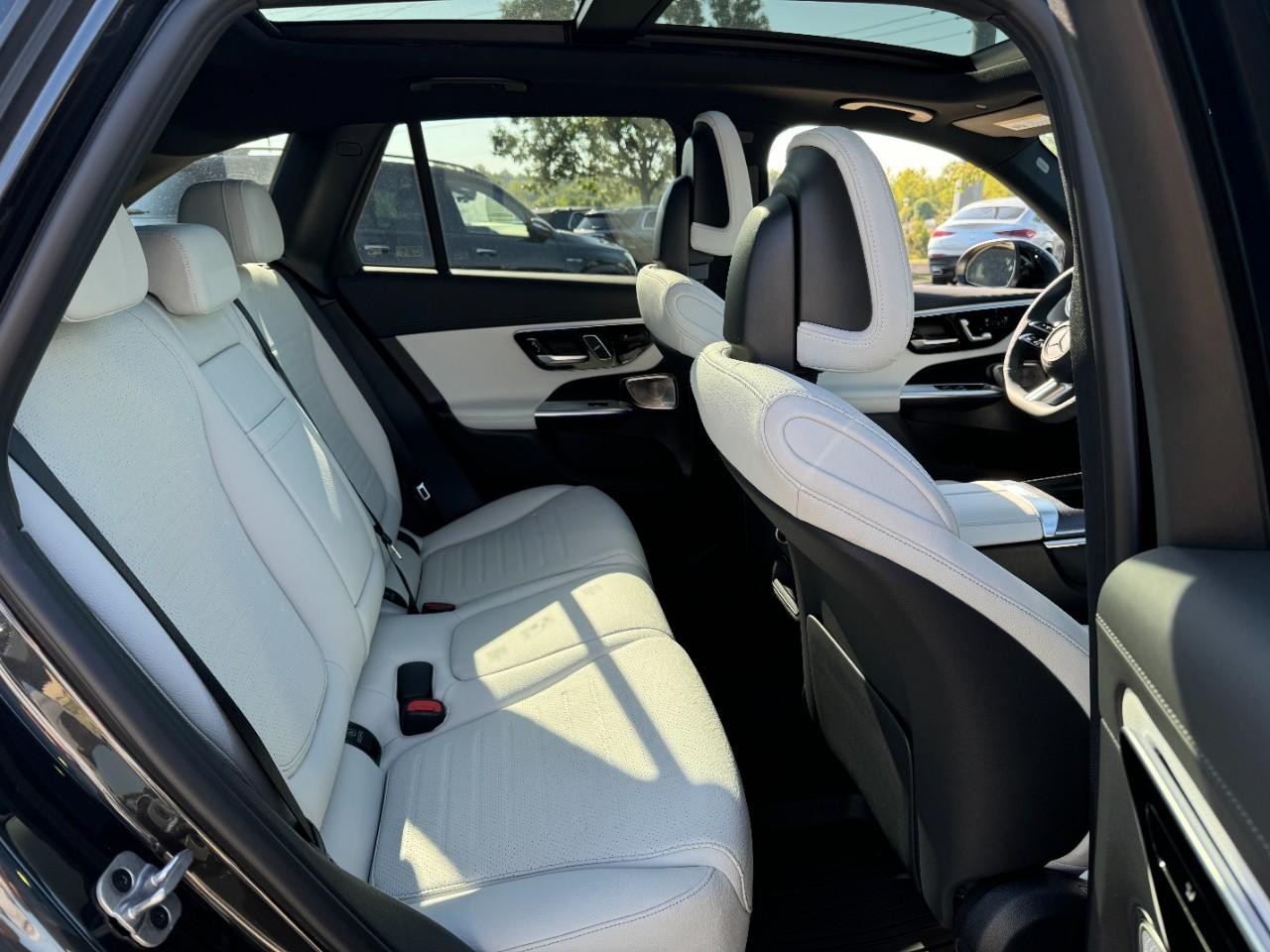 Mercedes-Benz GLC Vehicle Full-screen Gallery Image 10