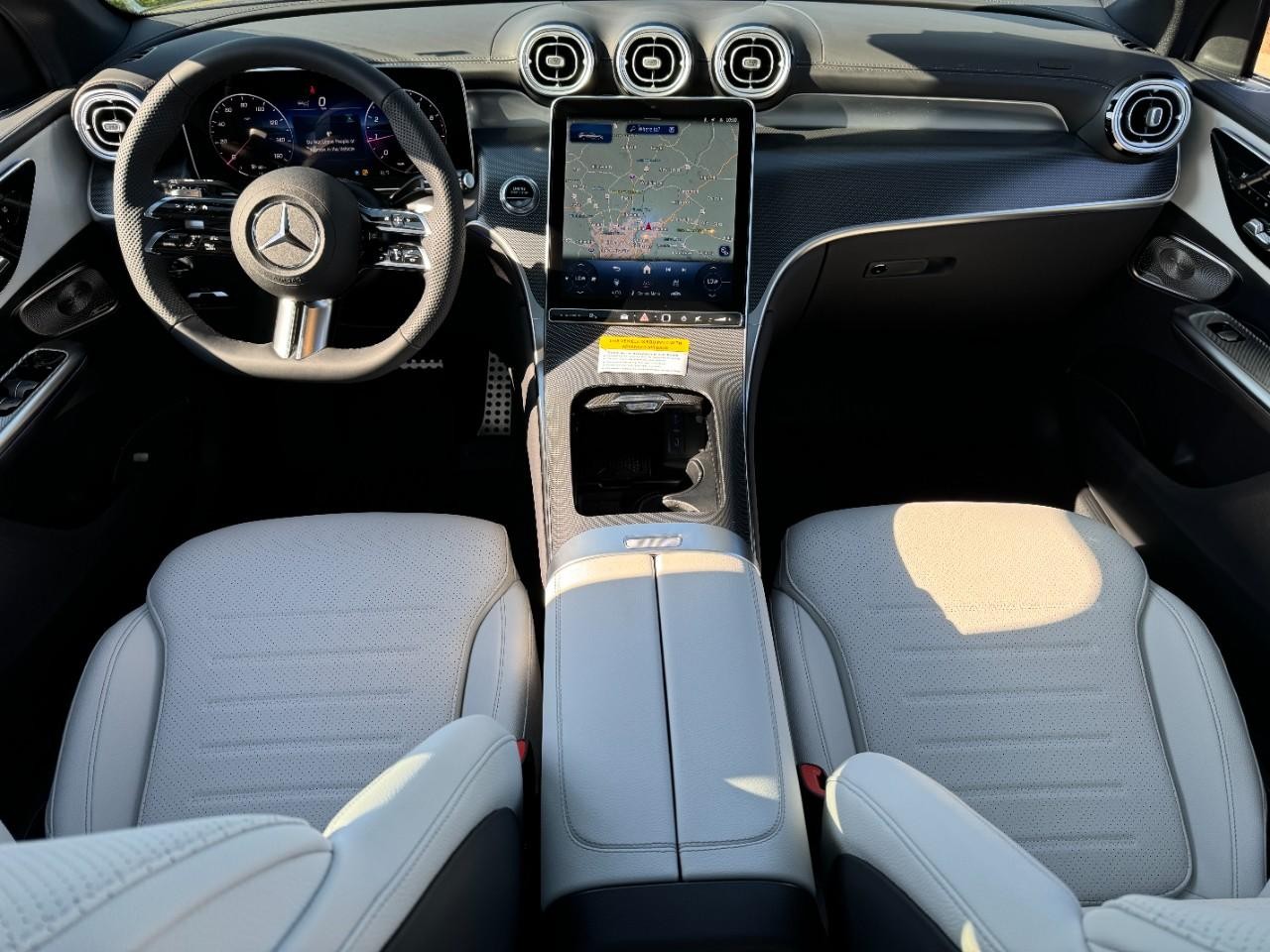 Mercedes-Benz GLC Vehicle Full-screen Gallery Image 12