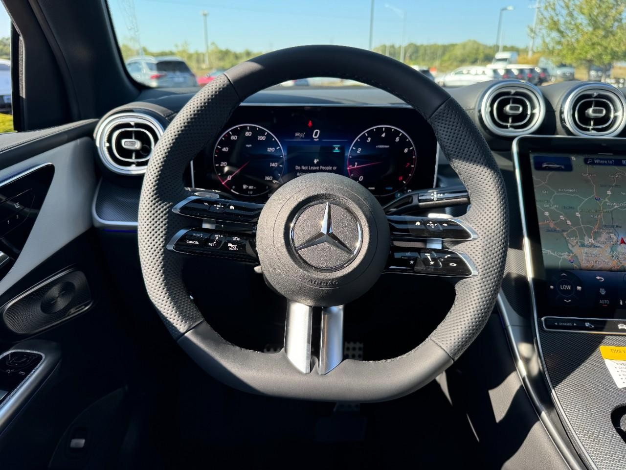 Mercedes-Benz GLC Vehicle Full-screen Gallery Image 13