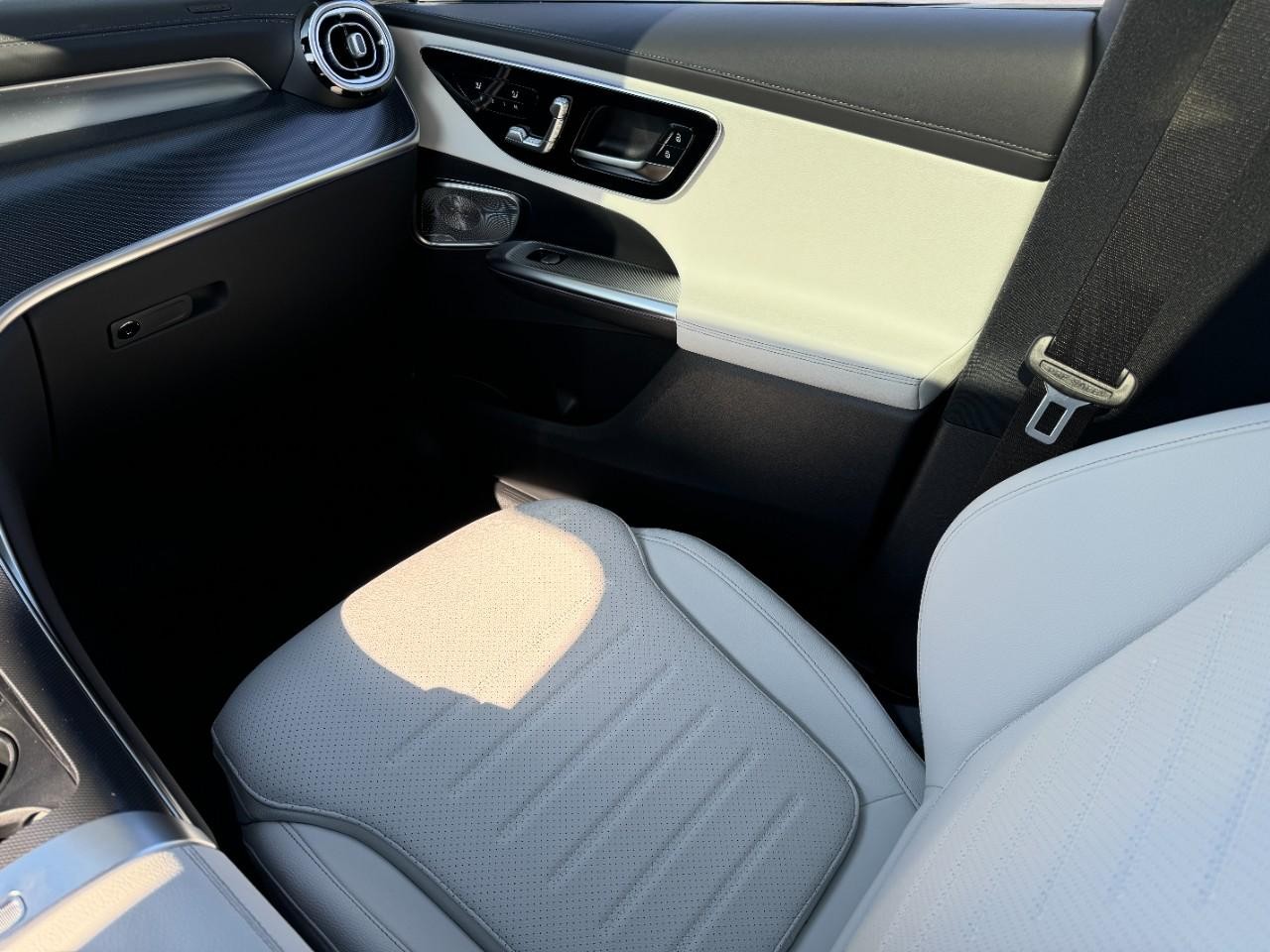 Mercedes-Benz GLC Vehicle Full-screen Gallery Image 15