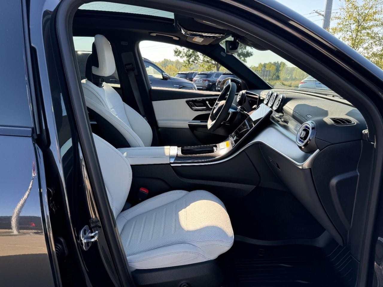 Mercedes-Benz GLC Vehicle Full-screen Gallery Image 16