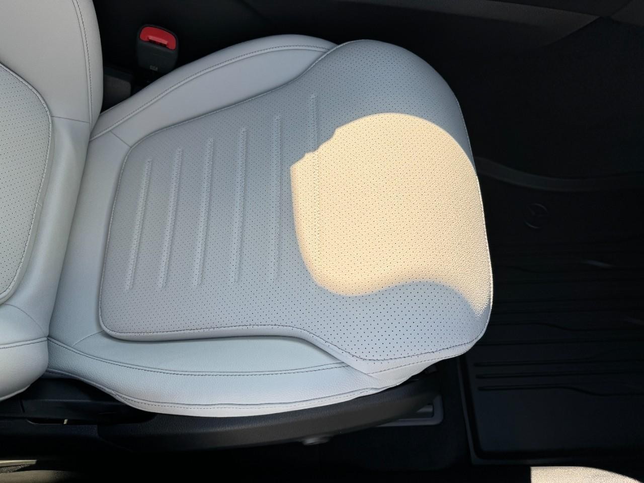 Mercedes-Benz GLC Vehicle Full-screen Gallery Image 17