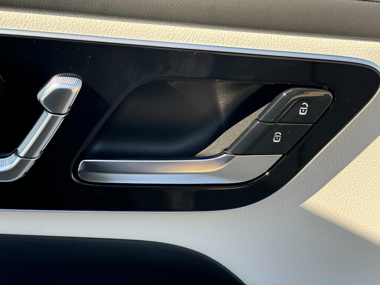 Mercedes-Benz GLC Vehicle Full-screen Gallery Image 19