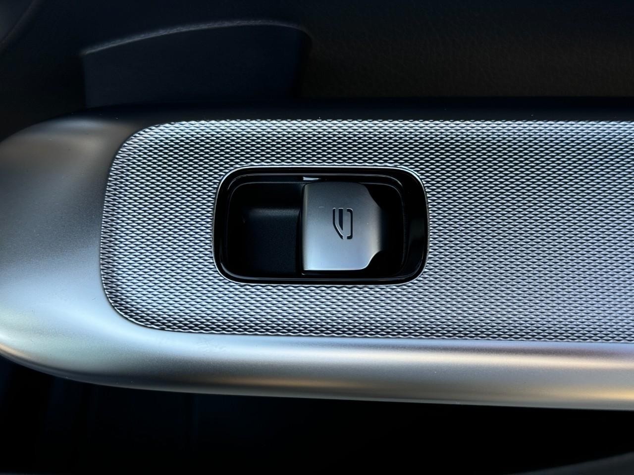 Mercedes-Benz GLC Vehicle Full-screen Gallery Image 20