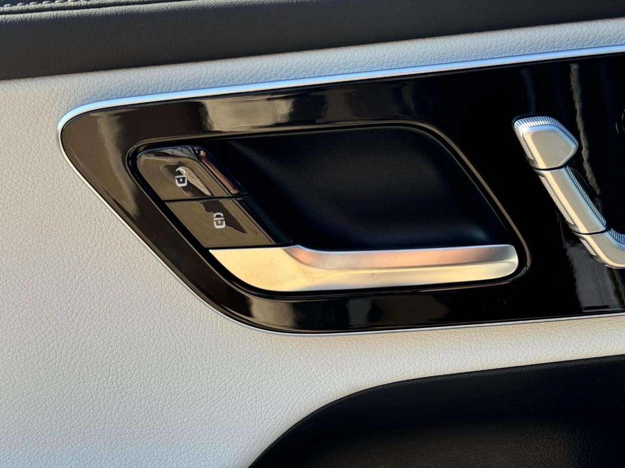 Mercedes-Benz GLC Vehicle Full-screen Gallery Image 22