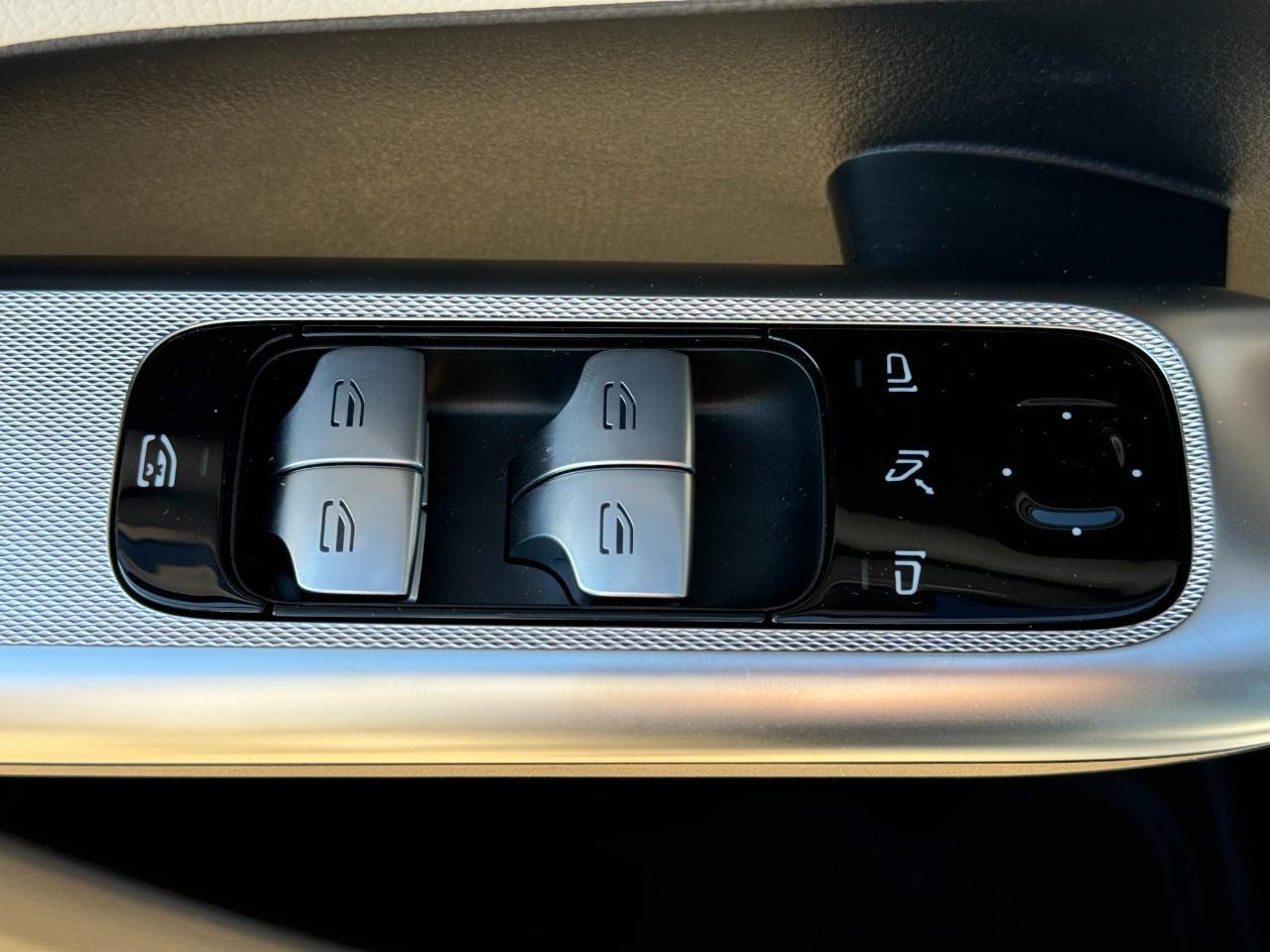 Mercedes-Benz GLC Vehicle Full-screen Gallery Image 23