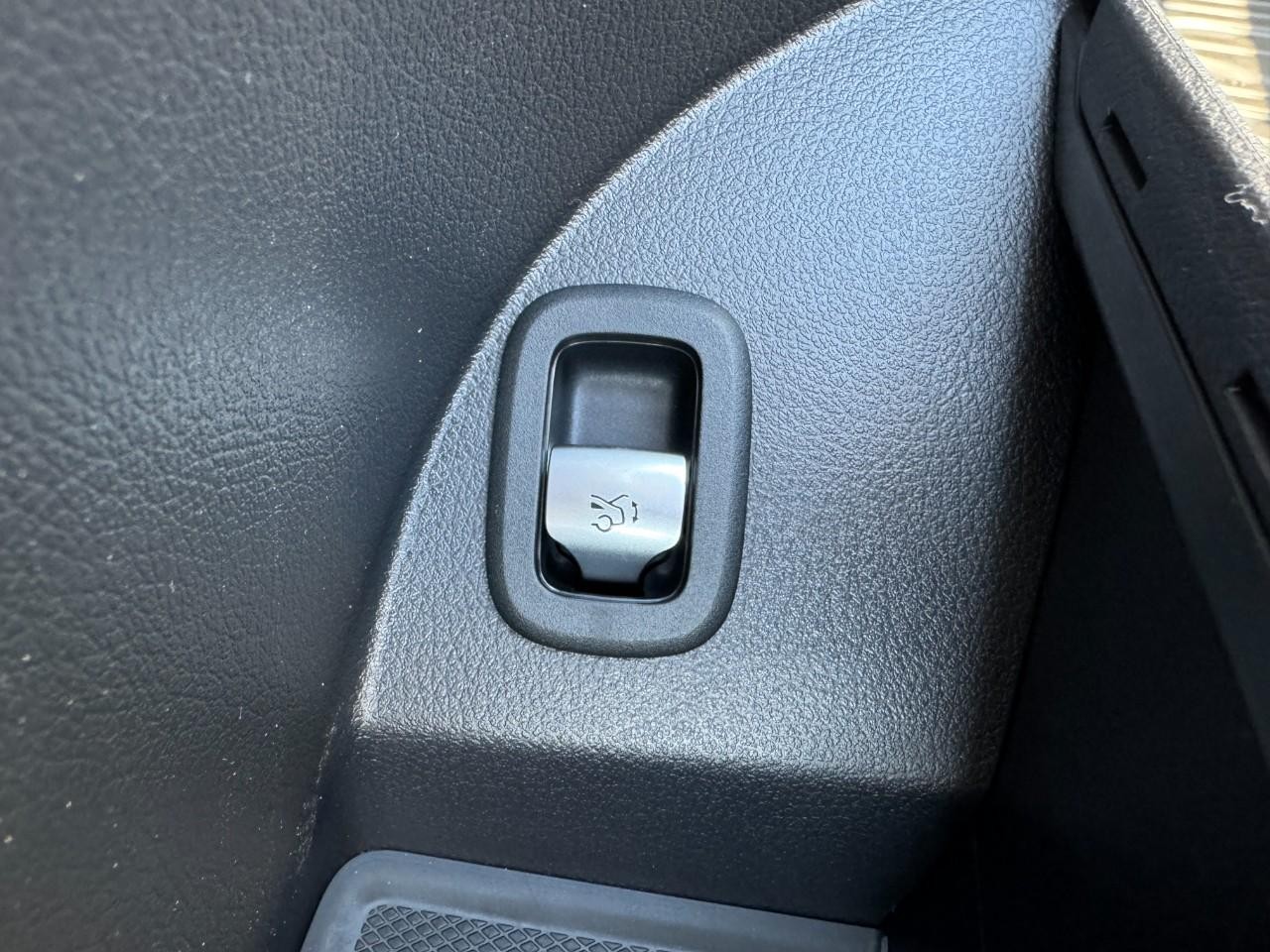 Mercedes-Benz GLC Vehicle Full-screen Gallery Image 25