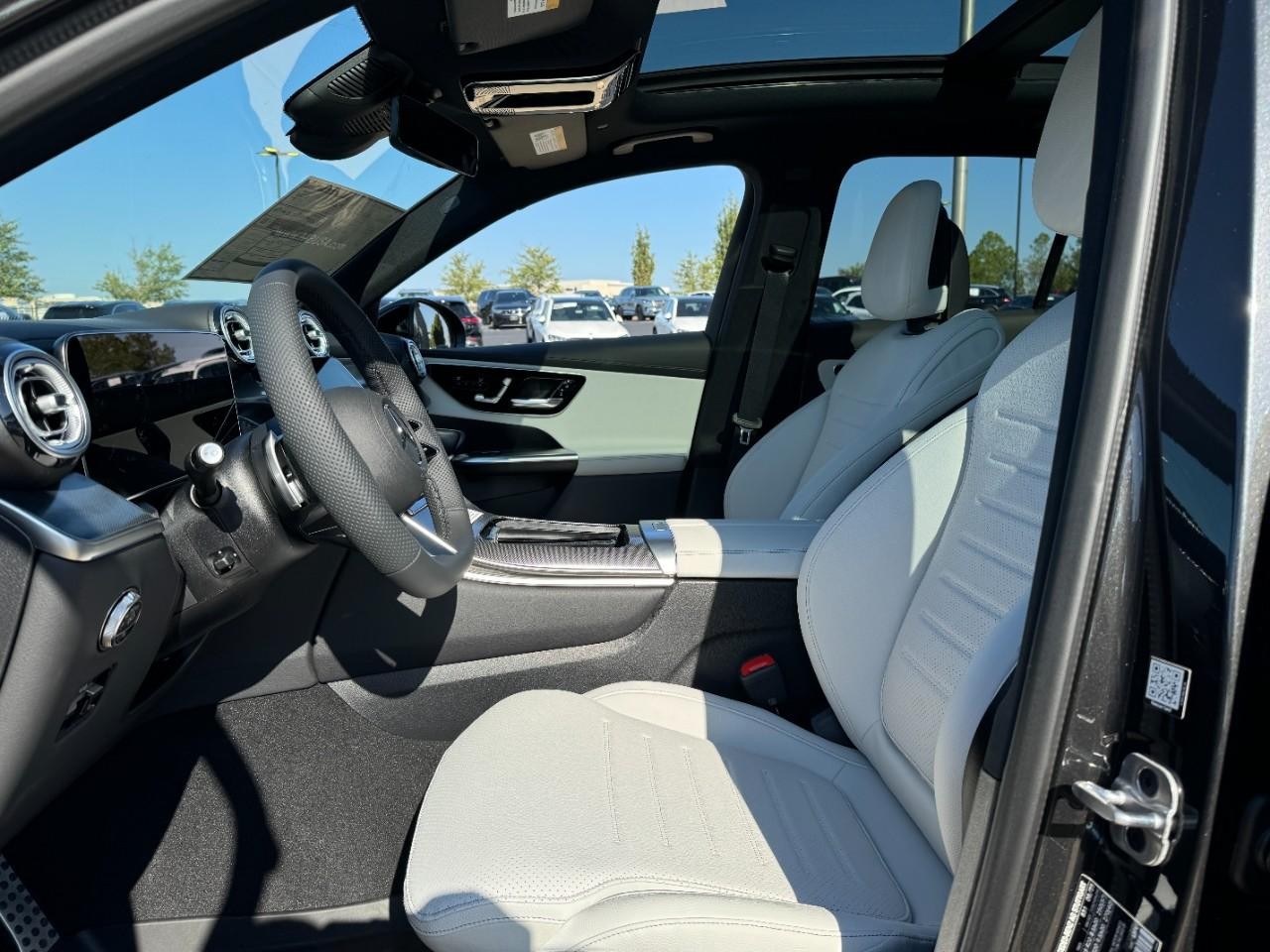 Mercedes-Benz GLC Vehicle Full-screen Gallery Image 26