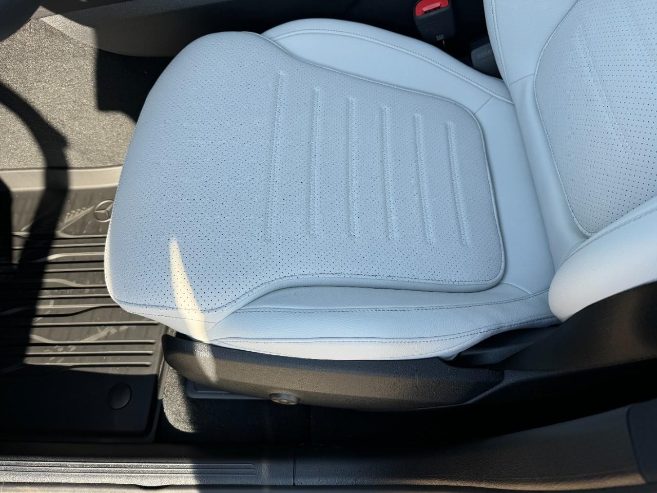 Mercedes-Benz GLC Vehicle Full-screen Gallery Image 27