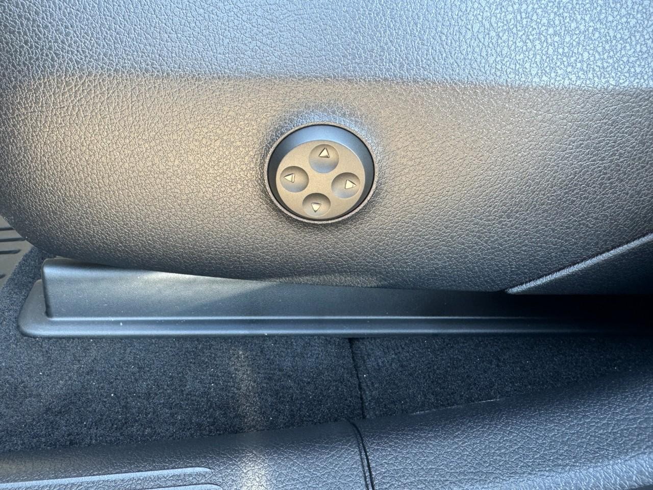 Mercedes-Benz GLC Vehicle Full-screen Gallery Image 28