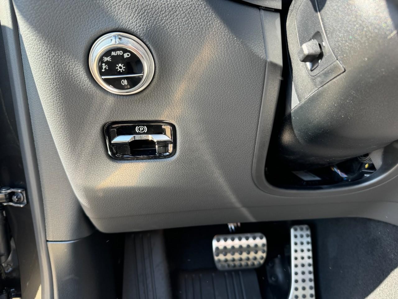 Mercedes-Benz GLC Vehicle Full-screen Gallery Image 29