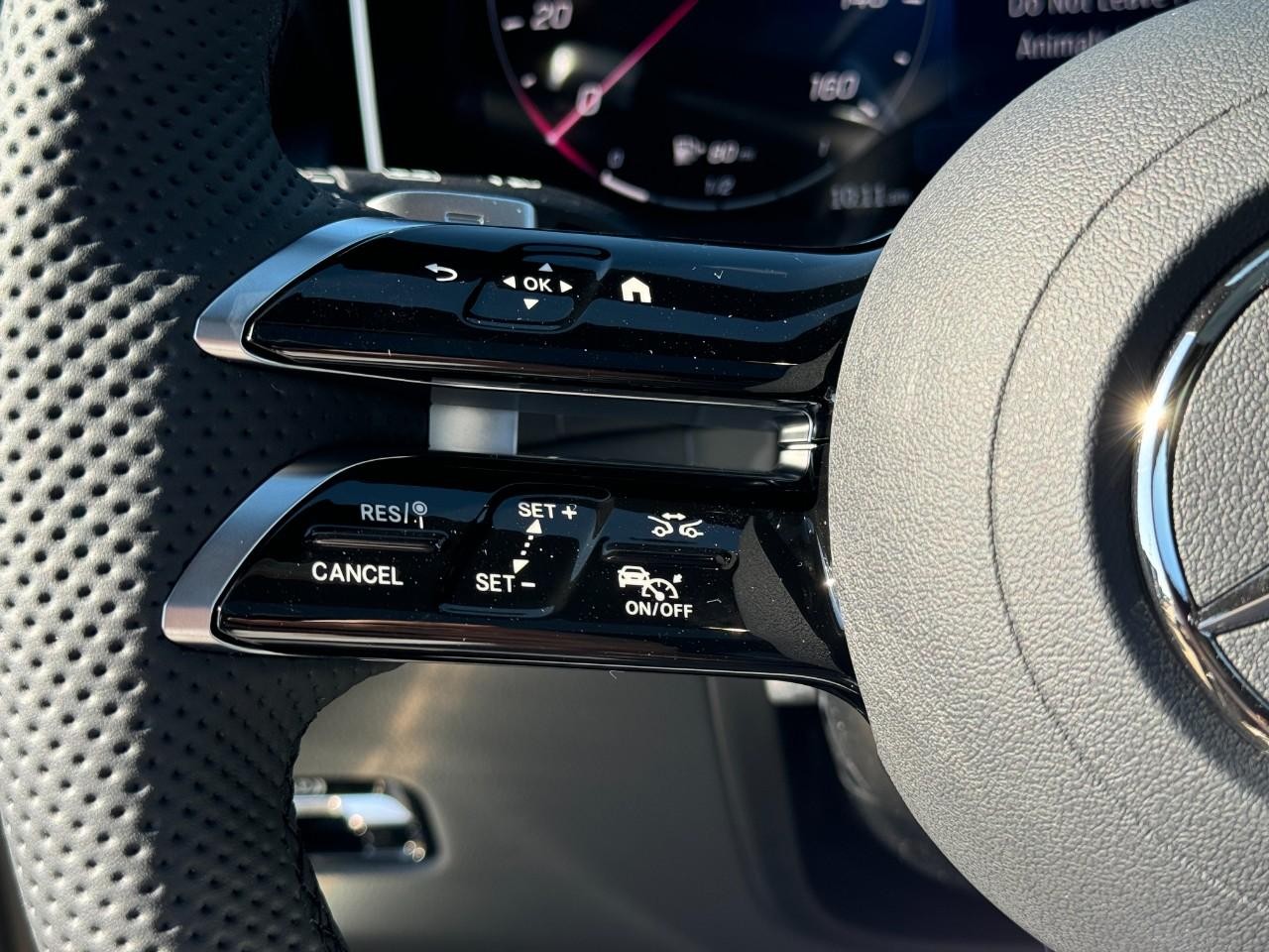 Mercedes-Benz GLC Vehicle Full-screen Gallery Image 30