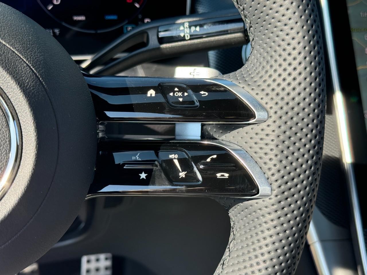 Mercedes-Benz GLC Vehicle Full-screen Gallery Image 31