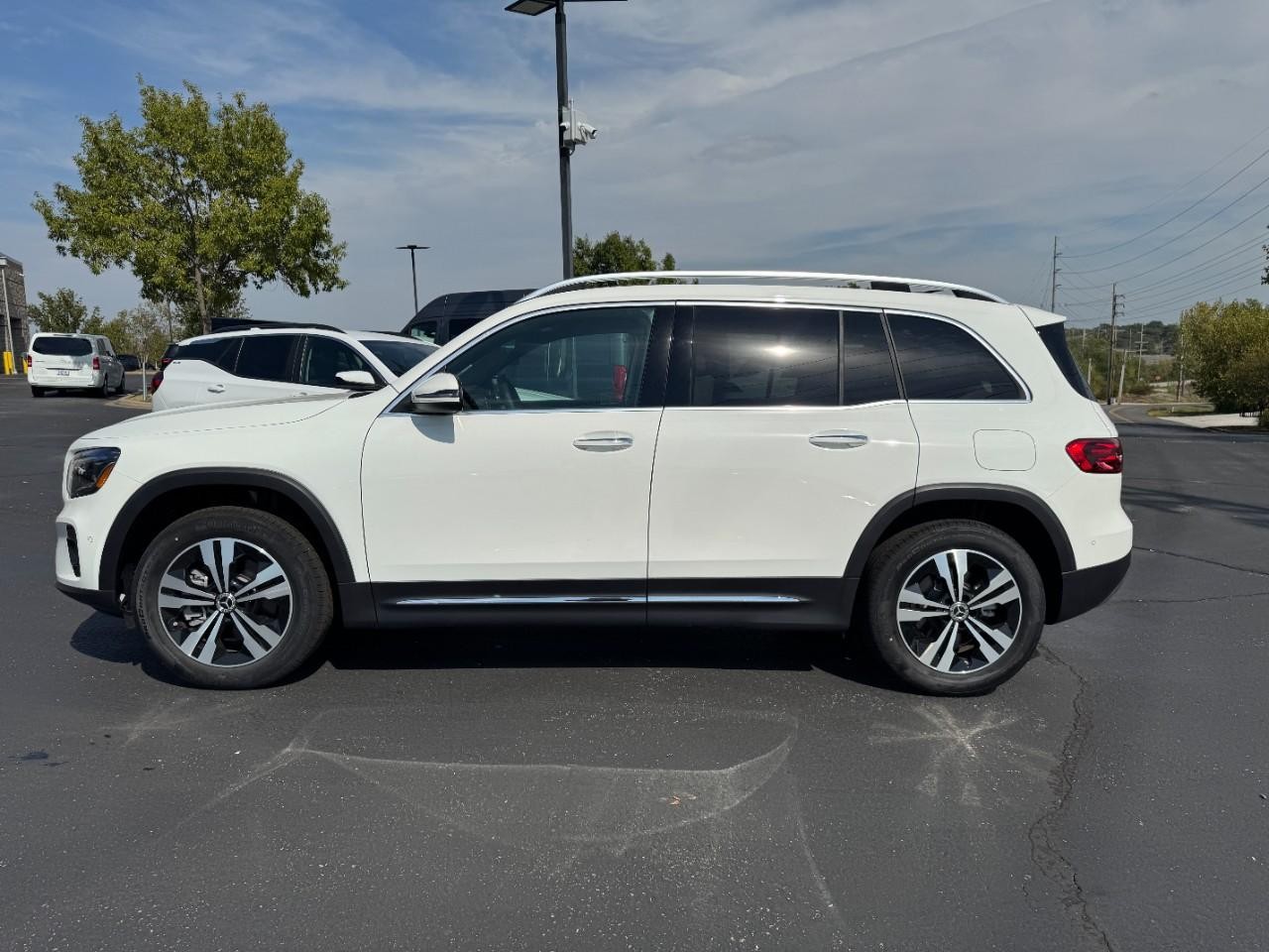 Mercedes-Benz GLB Vehicle Full-screen Gallery Image 2