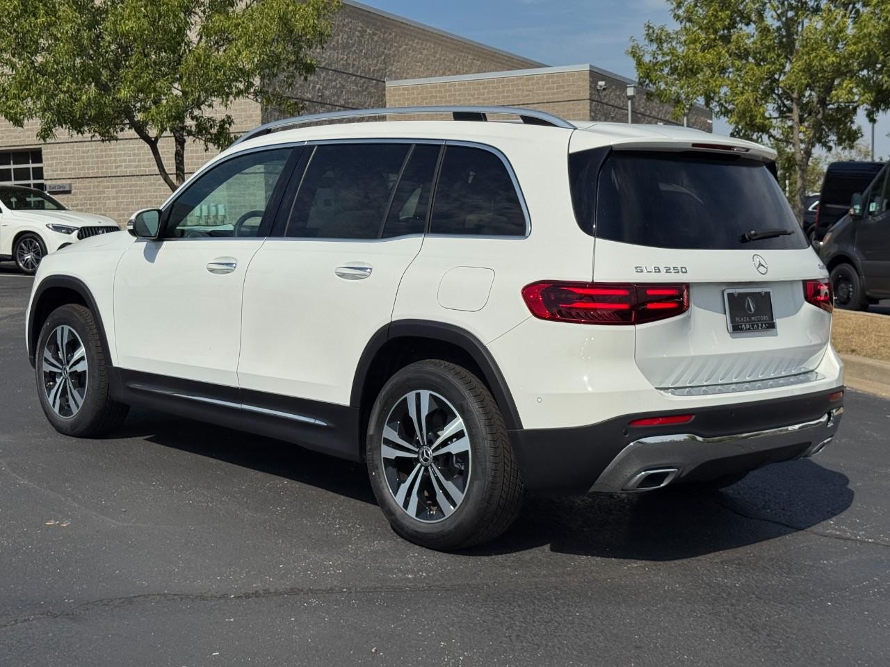 Mercedes-Benz GLB Vehicle Full-screen Gallery Image 3